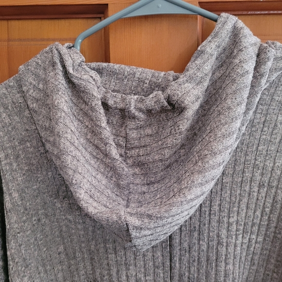 Zac and Rachal lg sweater - Picture 5 of 5